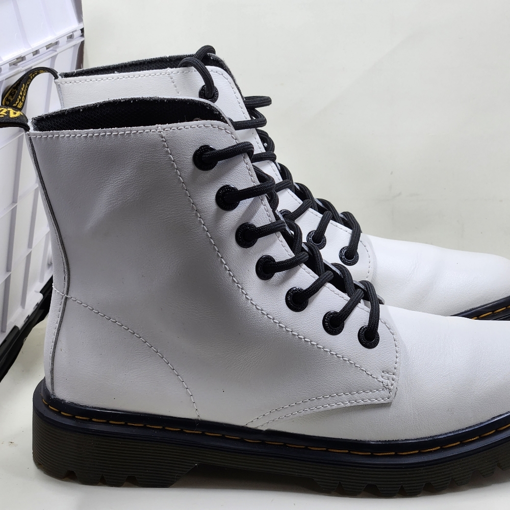 Dr. Martens Women's Luna Air Wait Size 9 White Boots.